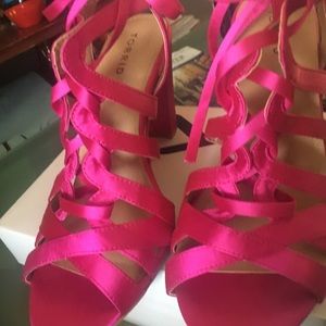 Torrid 10 W hot pink satin shoes